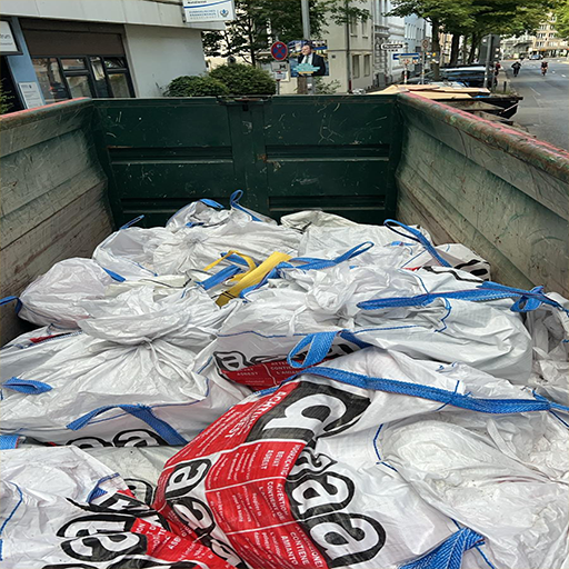 Asbest-Big-Bags im Baustellencontainer zur fachgerechten Entsorgung – Bau2Day