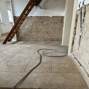 Freigelegter Innenraum nach Asbestentfernung von Bodenbelägen – Bau2Day