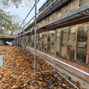 Gerüst und freigelegte Fassade während Asbest- und KMF-Rückbau – Bau2Day