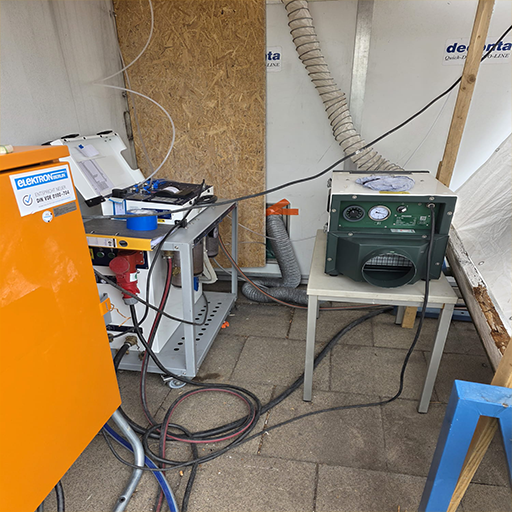 Asbest-Sanierungsarbeitsplatz mit Unterdruckeinheit und Absaugtechnik – Bau2Day