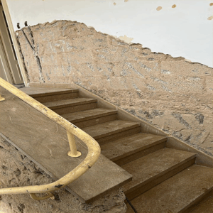 Rückbau von Wandbeschichtungen und Putz zur Asbest- oder KMF-Sanierung – Bau2Day